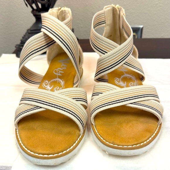 Very G striped cream color elastic strap cushioned sandals size 10 - Picture 2 of 9